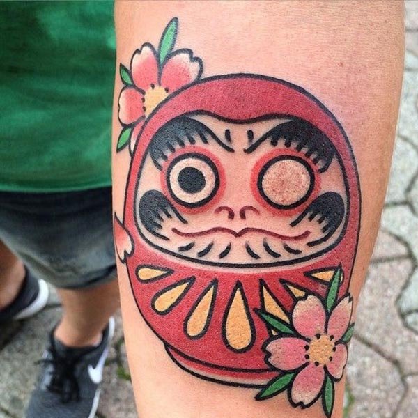 Tattoo daruma với hoa đào