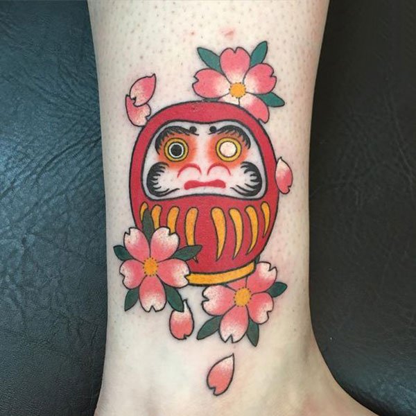 Tattoo daruma với hoa