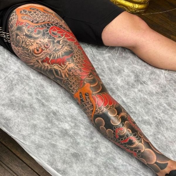 Tattoo đầu rồng bắp chân