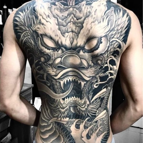 Tattoo đầu rồng kín lưng