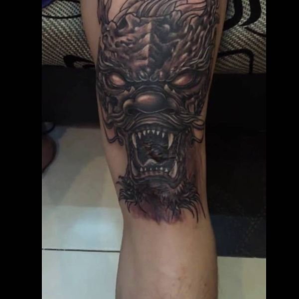 Tattoo đầu rồng ở đầu gối