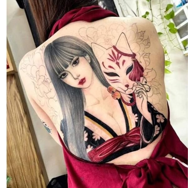 Tattoo đẹp cho nữ ở lưng cô gái đẹp