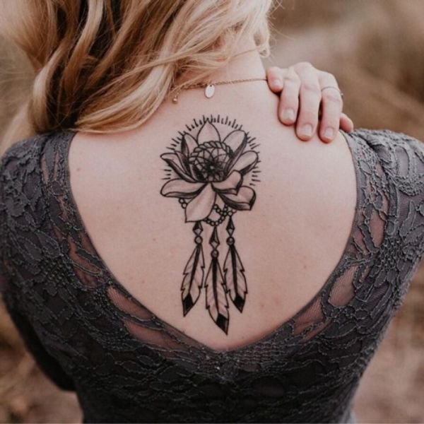 Tattoo đẹp cho nữ ở lưng hoa 6 lá