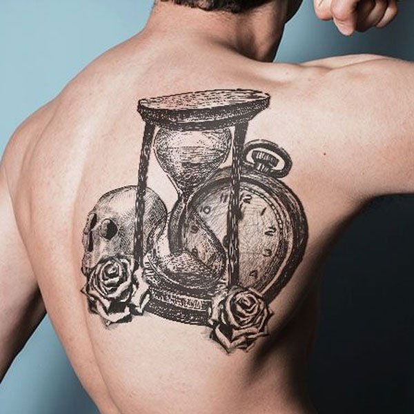 Tattoo đồng hồ cát ở lưng đẹp