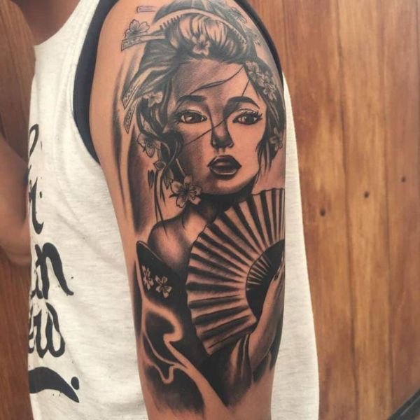 Tattoo geisha cầm quạt ở bắp tay