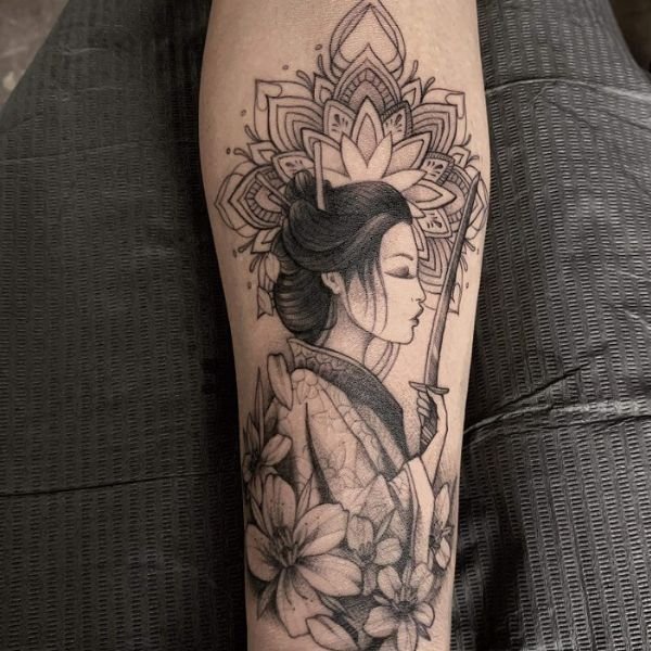 Tattoo geisha đen trắng