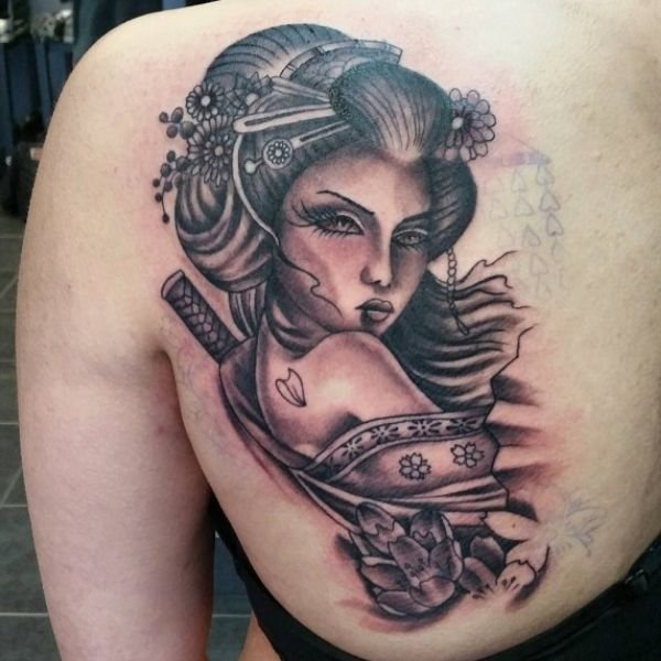 Tattoo geisha ở vai nữ đẹp