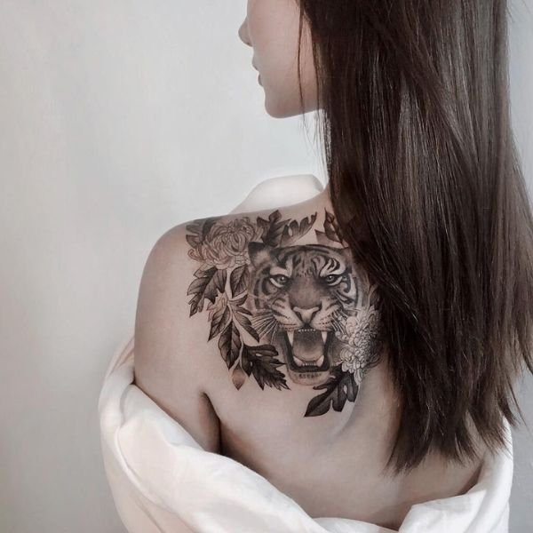 Tattoo hổ cute nữ sau vai