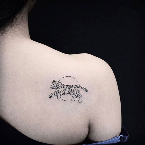 Tattoo hổ cute sau vai nữ