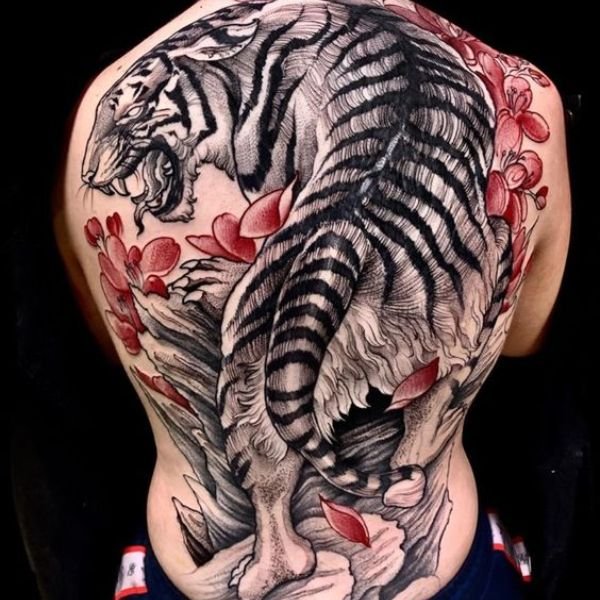 Tattoo hổ lên núi kín lưng