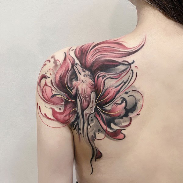 Tattoo hồ ly cho nữ ở lưng