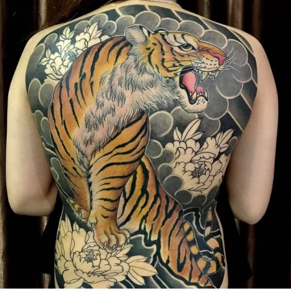 Tattoo hổ nhật cổ