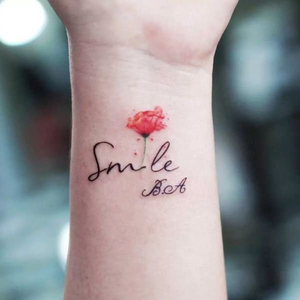 Tattoo hoa bỉ ngạn mini ở cổ tay