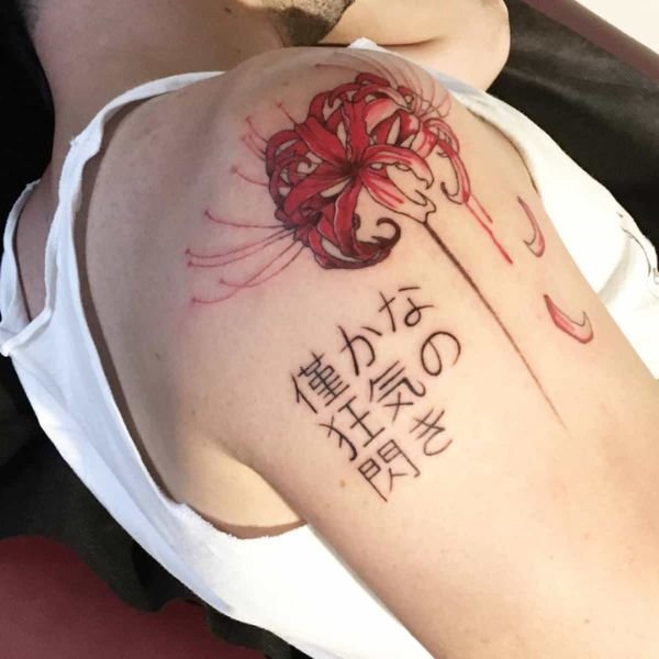 Tattoo hoa bỉ ngạn với chữ cổ đẹp