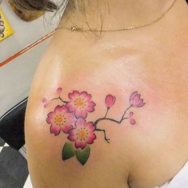 Tattoo hoa đào ở vai nam đẹp cho nữ