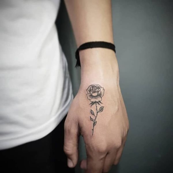 Tattoo hoa hồng ở tay siêu độc đáo