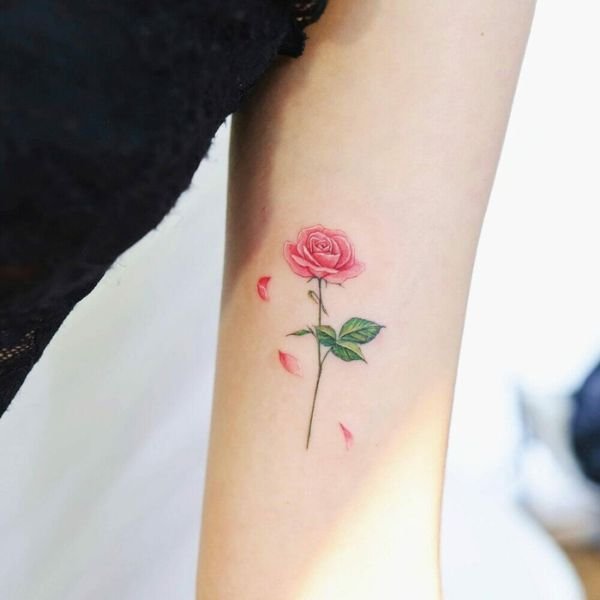 Tattoo hoa hồng ở tay siêu ngầu