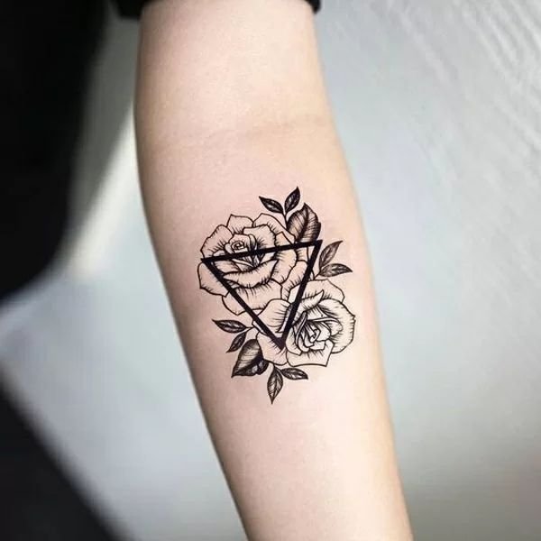 tattoo hoa hồng ở tay tam giác đẹp