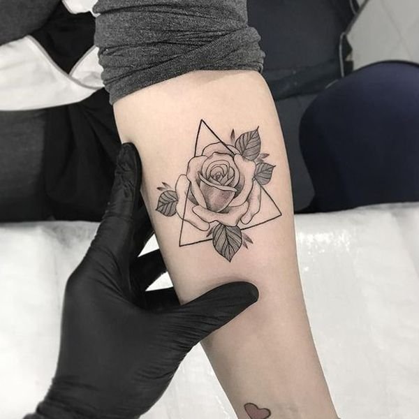 Tattoo hoa hồng ở tay tam giác