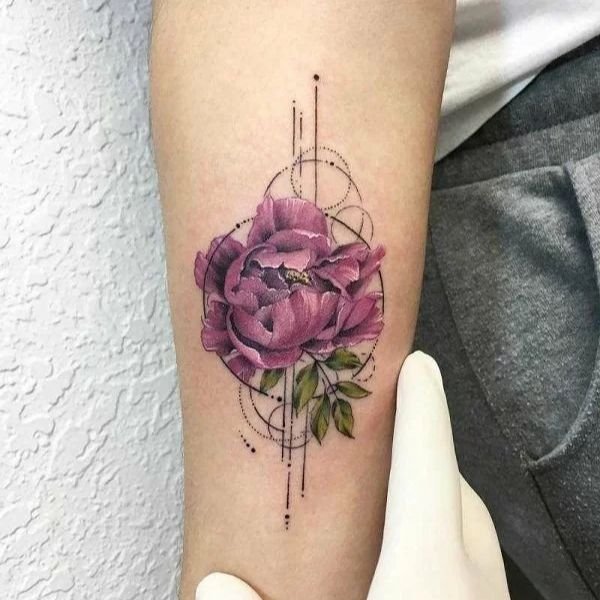 Tattoo hoa hồng ở tay tím đẹp