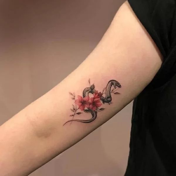 Tattoo hoa hồng ở tay với rắn