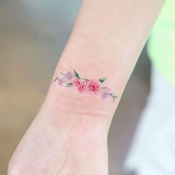 Tattoo hoa hồng ở tay vòng hoa