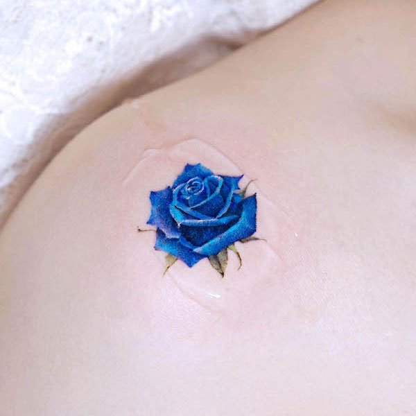 Tattoo hoa hồng xanh ở vai