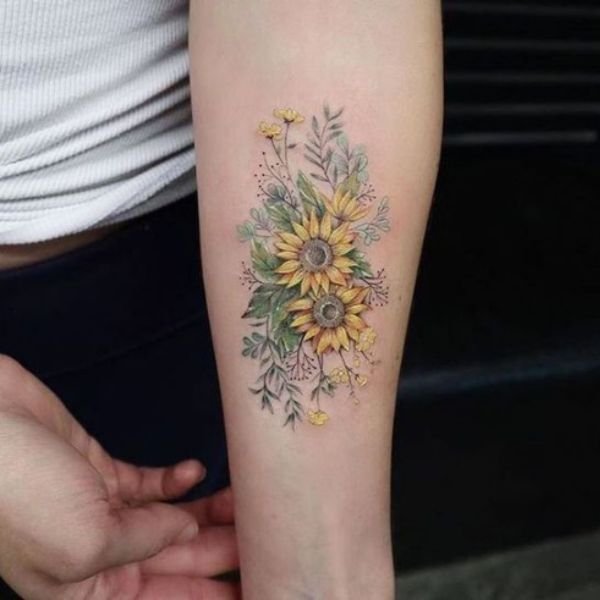 Tattoo hoa hướng dương ở tay mini