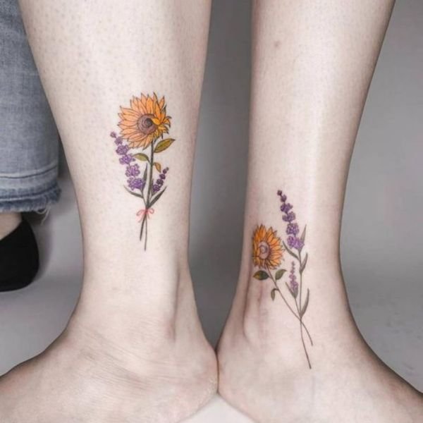 Tattoo hoa hướng dương ở gần bắp chân