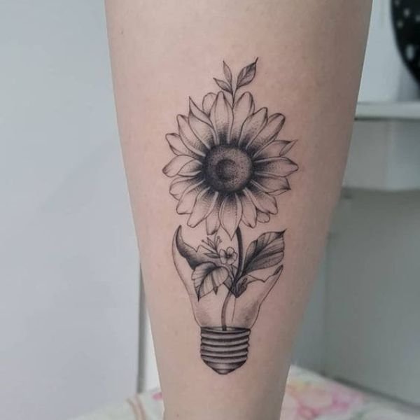 Tattoo hoa hướng dương ở chân