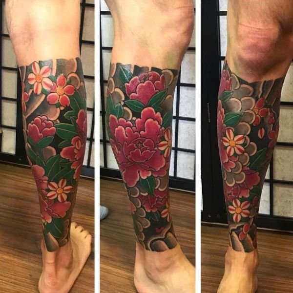 Tattoo hoa mẫu đơn bắp chân