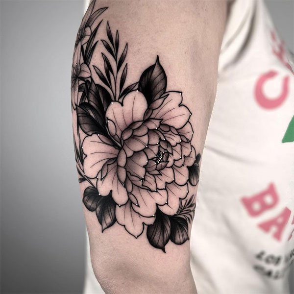 Tattoo hoa mẫu đơn bắp tay siêu đẹp