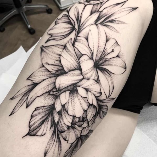 Tattoo hoa mẫu đơn ở bắp chân