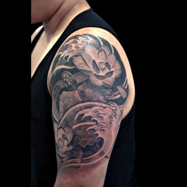 Tattoo hoa sen bắp tay