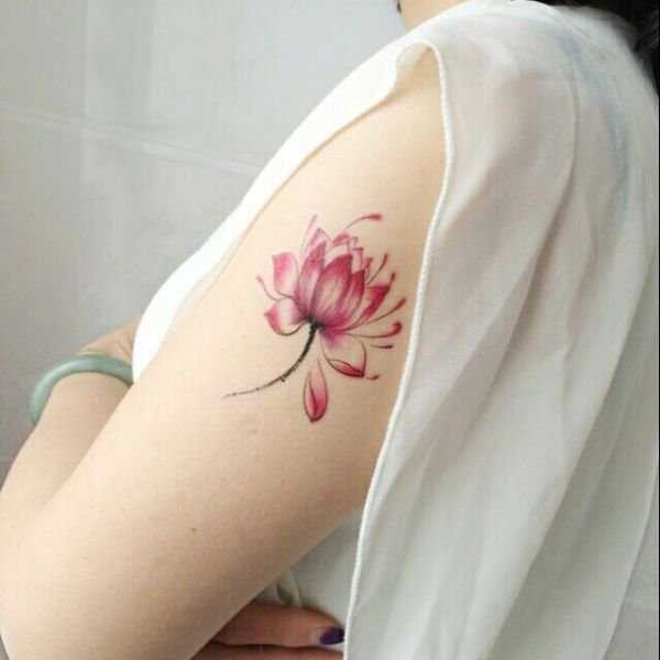 Tattoo hoa sen cánh tay