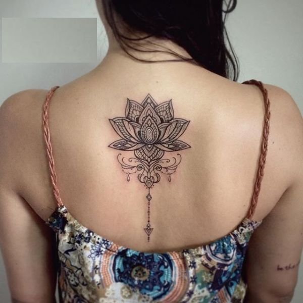 Tattoo hoa sen sau gáy cho nữ