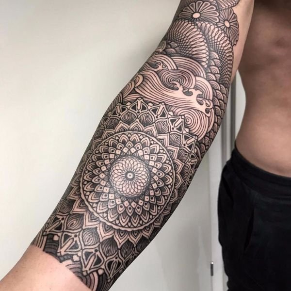 Tattoo hoa văn bắp tay 3d