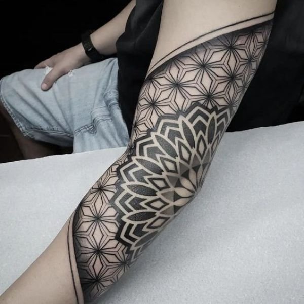 Tattoo hoa văn bắp tay chất