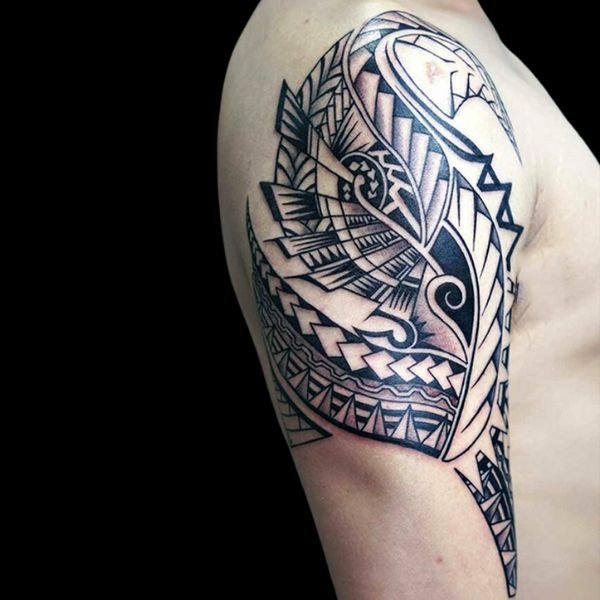 Tattoo hoa văn bắp tay nam