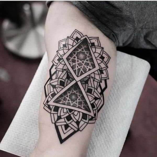 Tattoo hoa văn bắp tay nam đẹp