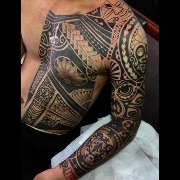 Tattoo hoa văn bắp tay nam đẹp