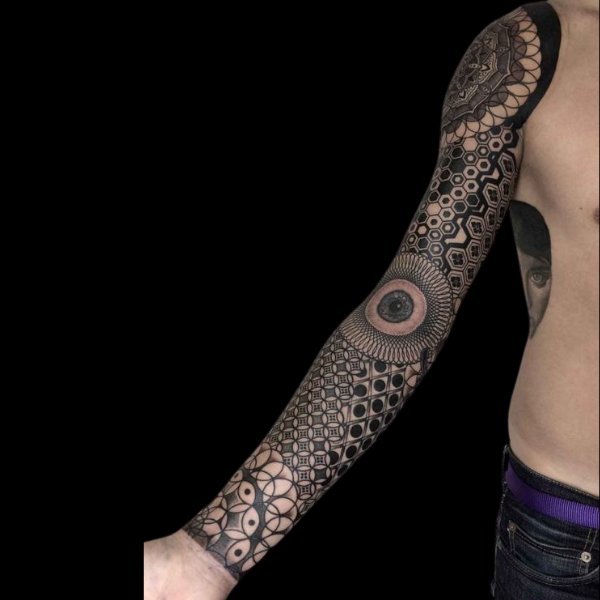 Tattoo hoa văn châu âu cổ bắp tay