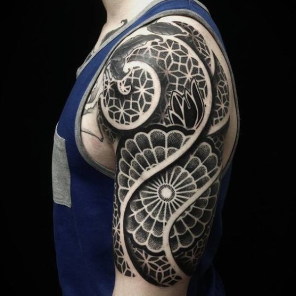 Tattoo hoa văn kiểu dáng châu âu bắp tay