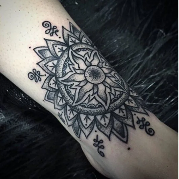H&igrave;nh xăm mandala đen trắng tr&ecirc;n c&aacute;nh tay, với hoa văn đối xứng v&agrave; chi tiết tinh xảo.