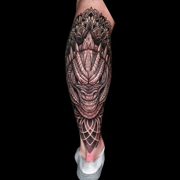 Tattoo hoa văn rắn ở bắp chân