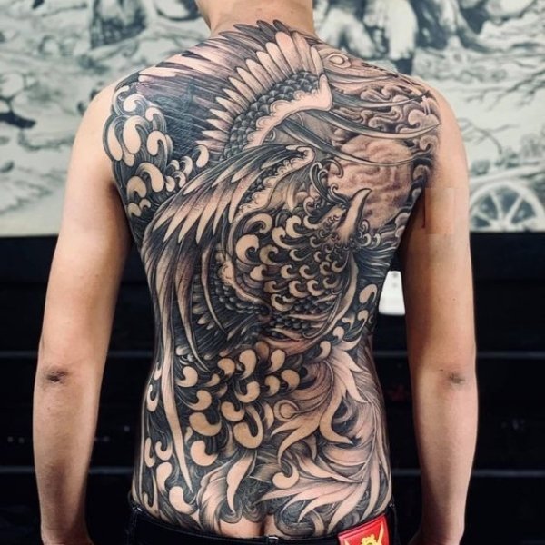 Tattoo hợp mệnh phượng hoàng kín lưng