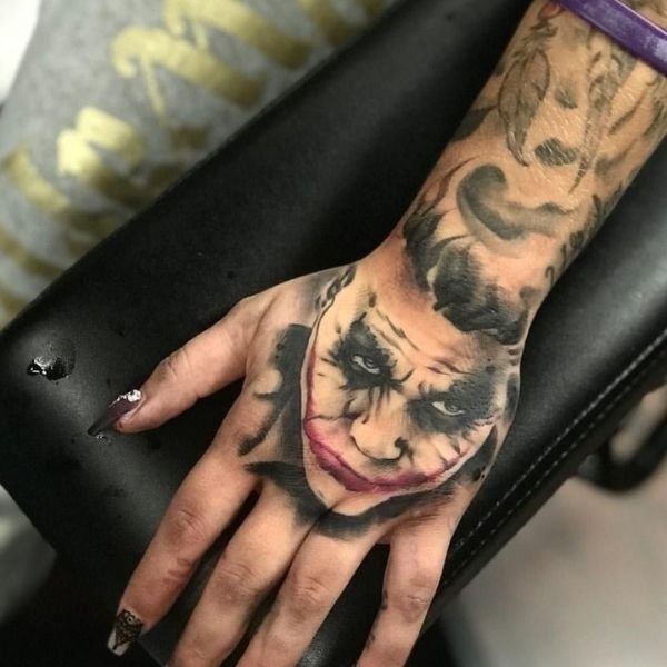 Tattoo joker ở bàn tay