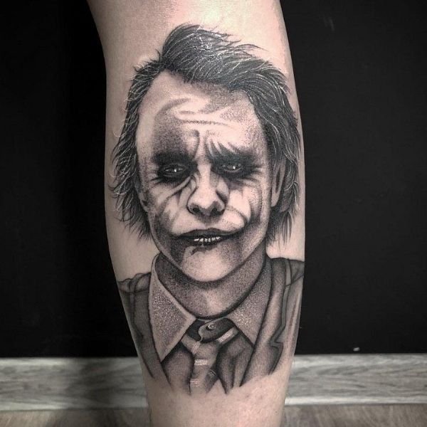 Tattoo joker ở bắp chân