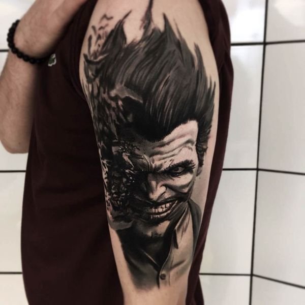 Tattoo joker ở bắp chân