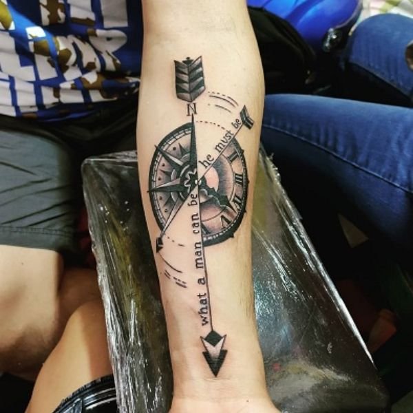 Tattoo la bàn đẹp cánh tay nam